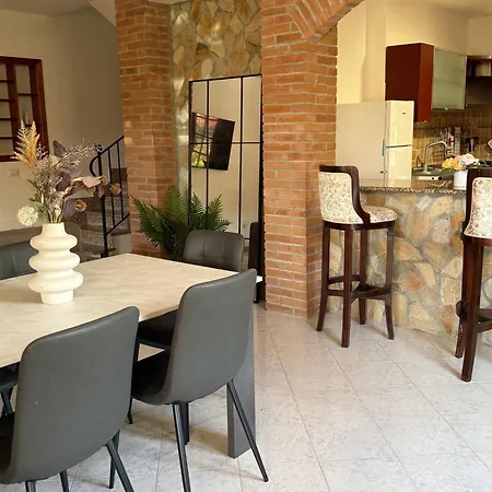Lovely 5 Min Walk To The Beach, 3 Bedrooms Ample Outdoor Relax And Wifi Villa